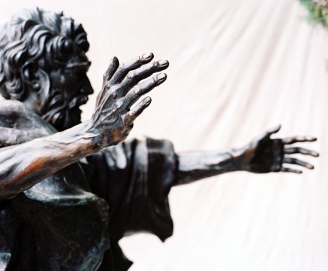 peter-preaching-statue